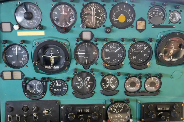 Eski Sovyet askeri helikopteri eski analog ekranlı yeşil gösterge paneli