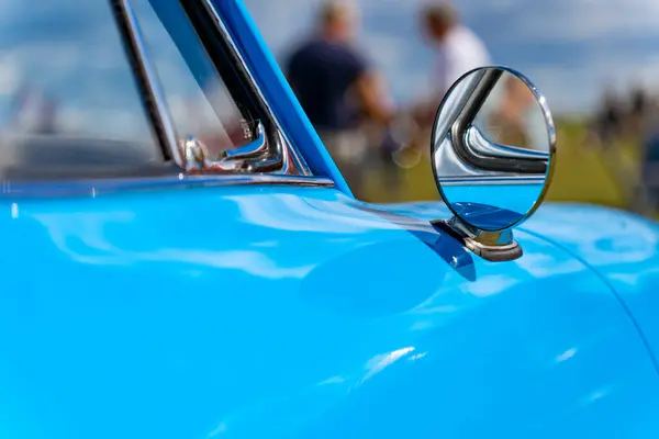 Dikiz aynası etrafında mavi eski bir araba
