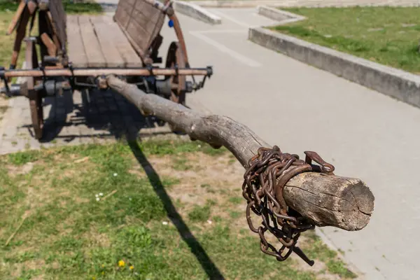 Eski antika ahşap vagonu kapatın.