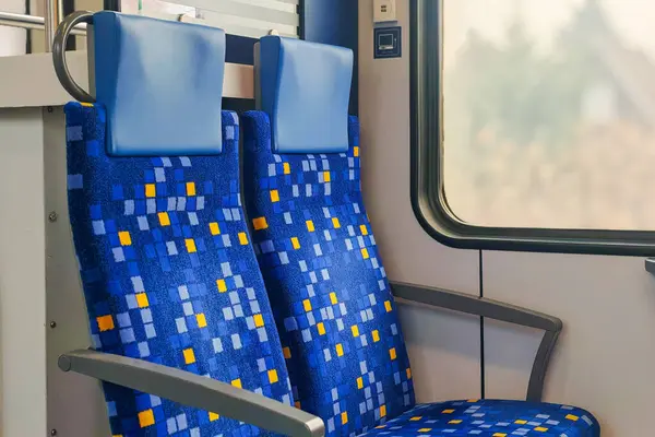Modern tren koltukları, Macar demiryolu vagonunda desenli malzemelerle.