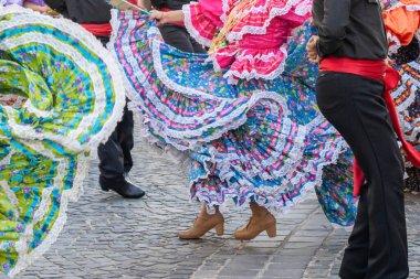 Geleneksel Meksikalı folklor dansçılarının renkli kıyafetleri
