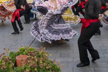 Geleneksel Meksikalı folklor dansçılarının renkli kıyafetleri