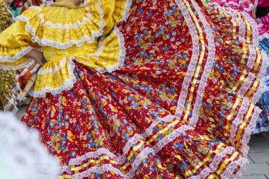 Geleneksel Meksikalı folklor dansçılarının renkli kıyafetleri