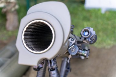 Omuzdan atılan el yapımı tanksavar füze fırlatıcısı.