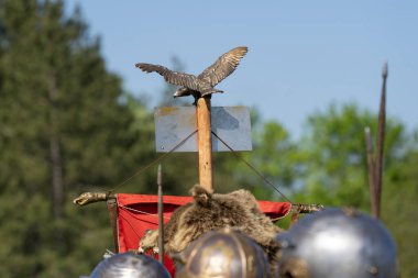 Roma kartallı Antik Roma lejyonu bayrağı