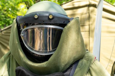 Bir EOD (Patlayıcı Mühimmat İmha) askeri koruyucu kostüm