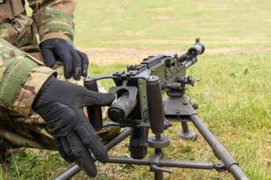 Belçika yapımı bir FN makineli tüfek kullanan bir asker.