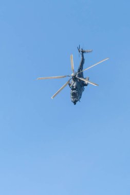 Macaristan 'da mavi gökyüzünde uçan modern askeri H225M nakliye helikopteri