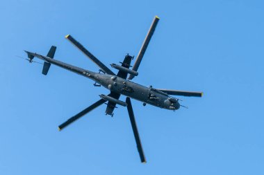 Sovyet yapımı siyah Mi-24 askeri helikopter gökyüzünde uçuyor.