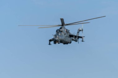 Sovyet yapımı siyah Mi-24 askeri helikopter gökyüzünde uçuyor.