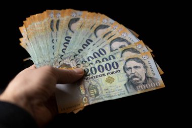Macar HUF 20,000 banknot insan eliyle siyah arkaplan üzerine