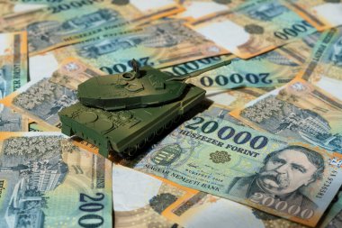 Macar HUF 20,000 banknot ve Alman Leopar 2 tank modeli