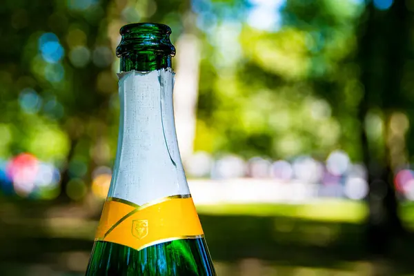 Güneşin altında bir şişe şampanya