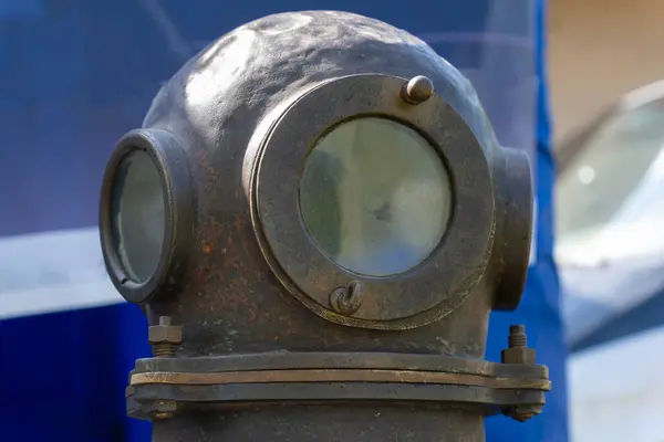 Eski, antika dalış ekipmanları miğferi