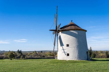 Otlak bir tarlada kırsal taş yel değirmeni