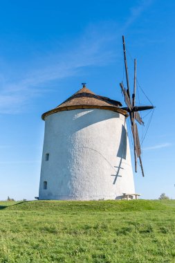 Otlak bir tarlada kırsal taş yel değirmeni