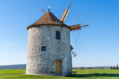 Otlak bir tarlada kırsal taş yel değirmeni