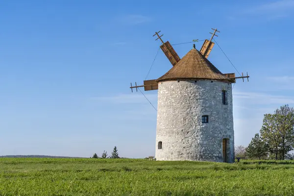 Otlak bir tarlada kırsal taş yel değirmeni