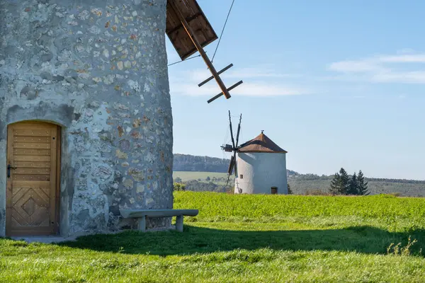 Otlak bir tarlada kırsal yel değirmenleri