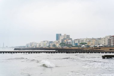Sonbaharda Jesolo, İtalya 'da rıhtımlı deniz manzarası ve yumuşak dalgalar