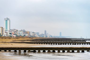Sonbaharda Jesolo, İtalya 'da rıhtımlı deniz manzarası ve yumuşak dalgalar