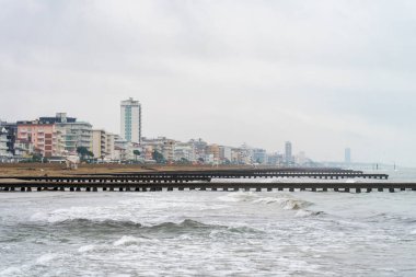 Sonbaharda Jesolo, İtalya 'da rıhtımlı deniz manzarası ve yumuşak dalgalar