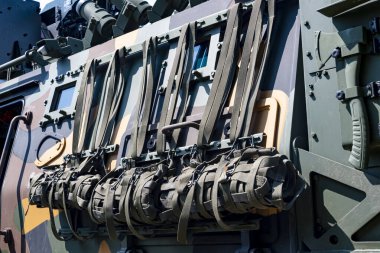 Çağdaş 4x4 MRAP zırhlı savaş aracının zırhlı tarafı.