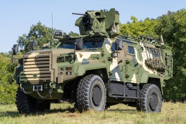 Kamufle edilmiş modern bir Gidran 4x4 MRAP zırhlı savaş aracı.