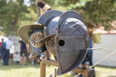 Askeri kampta antik Roma gladyatör miğferleri