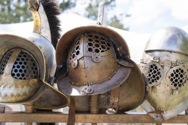 Askeri kampta antik Roma gladyatör miğferleri