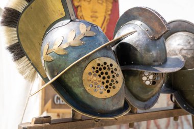 Askeri kampta antik Roma gladyatör miğferleri