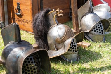 Askeri kampta antik Roma gladyatör miğferleri