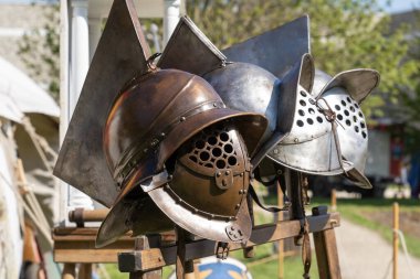 Askeri kampta antik Roma gladyatör miğferleri