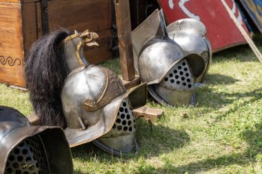 Askeri kampta antik Roma gladyatör miğferleri