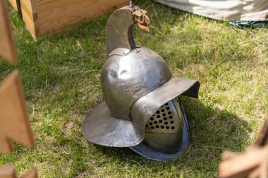 Askeri kampta antik Roma gladyatör miğferleri