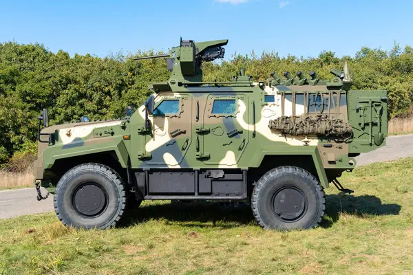 Kamufle edilmiş modern bir Gidran 4x4 MRAP zırhlı savaş aracı.