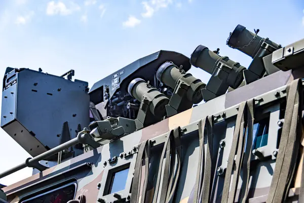 Sis bombası fırlatıcılarıyla donatılmış kamufle edilmiş modern bir zırhlı araç.