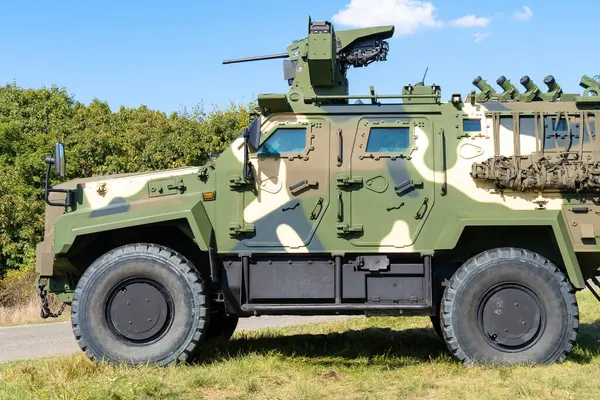 Kamufle edilmiş modern bir Gidran 4x4 MRAP zırhlı savaş aracı.