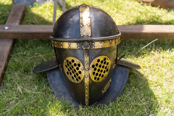 Askeri kampta antik Roma gladyatör miğferleri