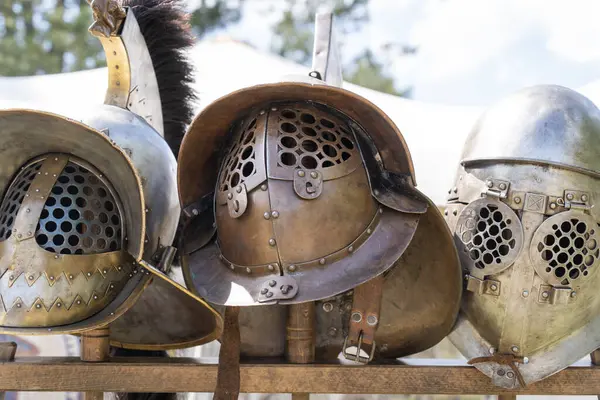 Askeri kampta antik Roma gladyatör miğferleri