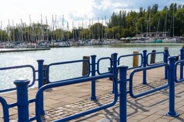 Balaton Gölü 'nde Badacsony limanında demirli yelkenli gemiler.