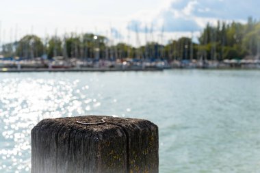 Balaton Gölü 'ndeki bir yelkenli limanında eski, yıpranmış ahşap iskele.