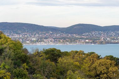 Balaton Gölü 'nde yelkenli tekneler Sonbahar güneşinde Balatonfued limanında