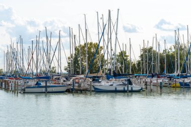 Balaton Gölü 'nde Badacsony limanında demirli yelkenli gemiler.