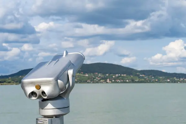 Macaristan 'daki Balaton Gölü' nün manzaralı gözetleme noktasında turistler için dürbünler sergilendi