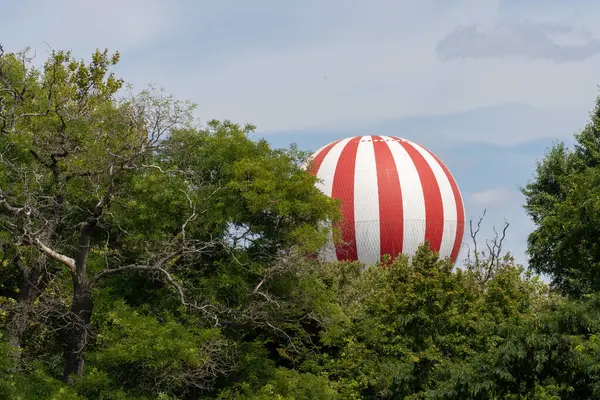 Macaristan, Budapeşte 'de ağaçların arkasında uçan kırmızı ve beyaz balon