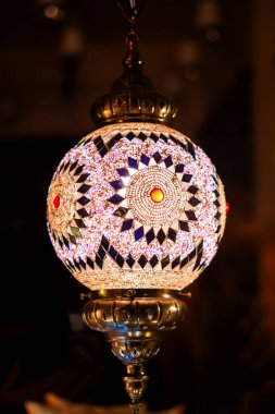 Markette renkli Türk lambaları