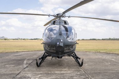 Gri, yerdeki modern askeri nakliye helikopterini boyadı.