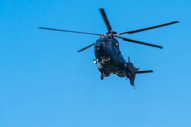 Macaristan 'da siyah boyalı modern askeri nakliye helikopteri