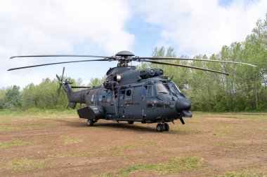 Siyah boyalı modern H225 askeri nakliye helikopteri yere sabitlendi